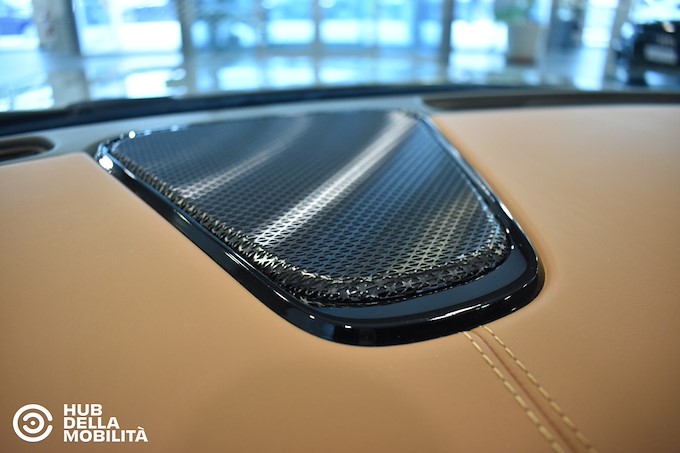 ASTON MARTIN DB12 V8 Volante